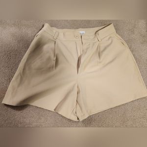 Barely used bermuda short in cream color